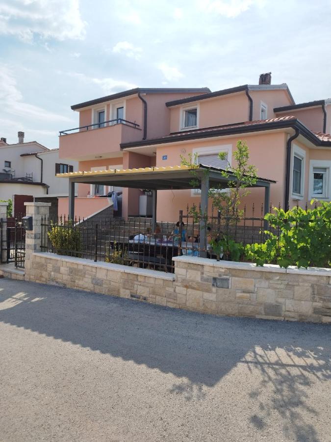 Studio Apartman Dezire Buje Εξωτερικό φωτογραφία